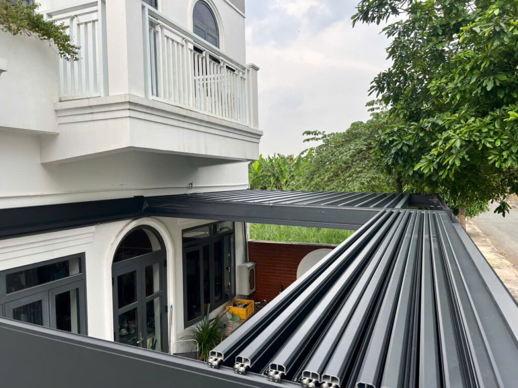 Mái nhôm zíc zắc xếp trượt – Vinaroof